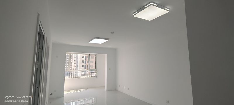 2室2廳1廚1衛(wèi)（可改3室1廳1廚1衛(wèi)）， 繁華商圈，近學(xué)校，好房出租。房東直租無(wú)中介費(fèi)
