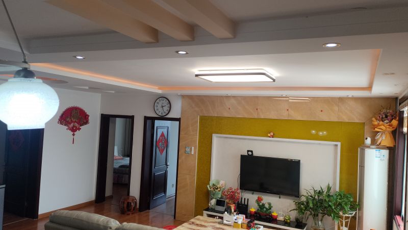 學區房，新興路步行街南區，南戶134㎡，三室一廳二陽二衛，第10層共13層，送地下室，電梯，一梯三戶