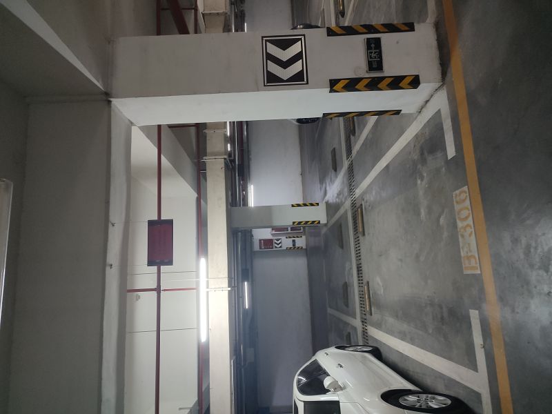涵翠苑B區(qū)車位，車位位于27號(hào)樓電梯口南側(cè)，22號(hào)樓電梯口北側(cè)，好停車，位置佳