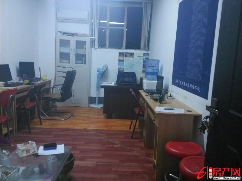 出租步行街華聯電腦城四樓寫字間