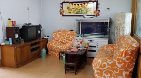 金孔府小區房間干凈衛生，家具齊全精裝修。拎包即可入住，限女生