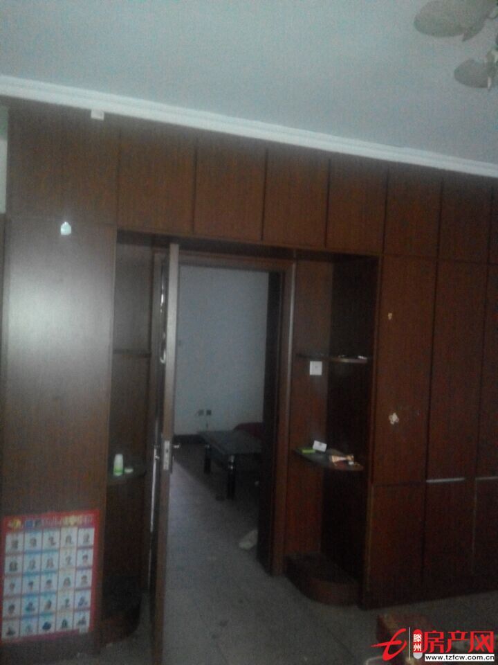 龍泉小區(qū)，龍泉廣場(chǎng)對(duì)面，裝修，有家具，拎包即住