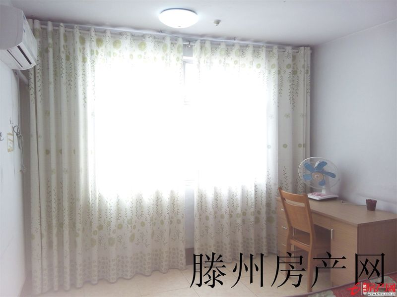 步行街北首，華聯超市對面，交通方便，拎包即住