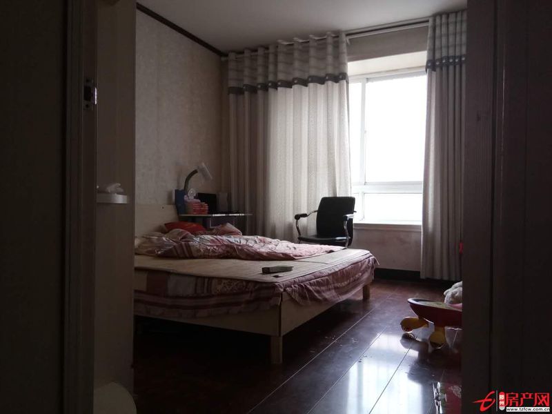 香格里拉好樓層，中等裝修，新證，配合貸款。