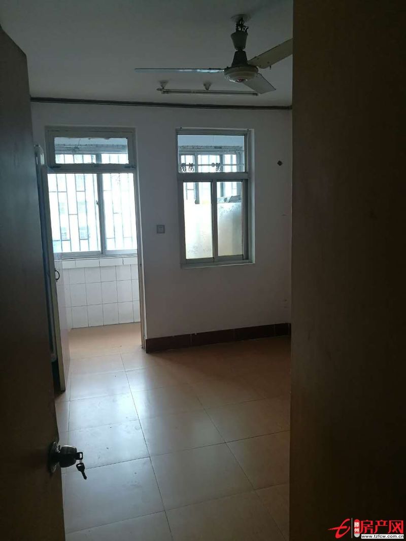 奎文小區，三室一廳，簡單家具，空間很大，可以自己搬家具