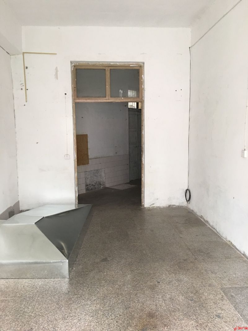 滕州市杏壇東路門頭房出租，臨街商鋪，有市場(chǎng)、客流旺