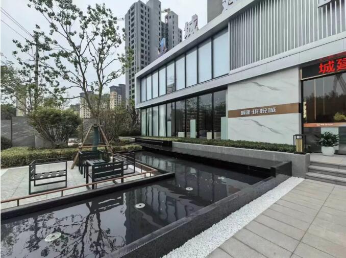 商品房位置佳，毛坯3室2廳2衛141m2110萬元，免費送兩個車位。已上房，隨時簽合同辦房證。