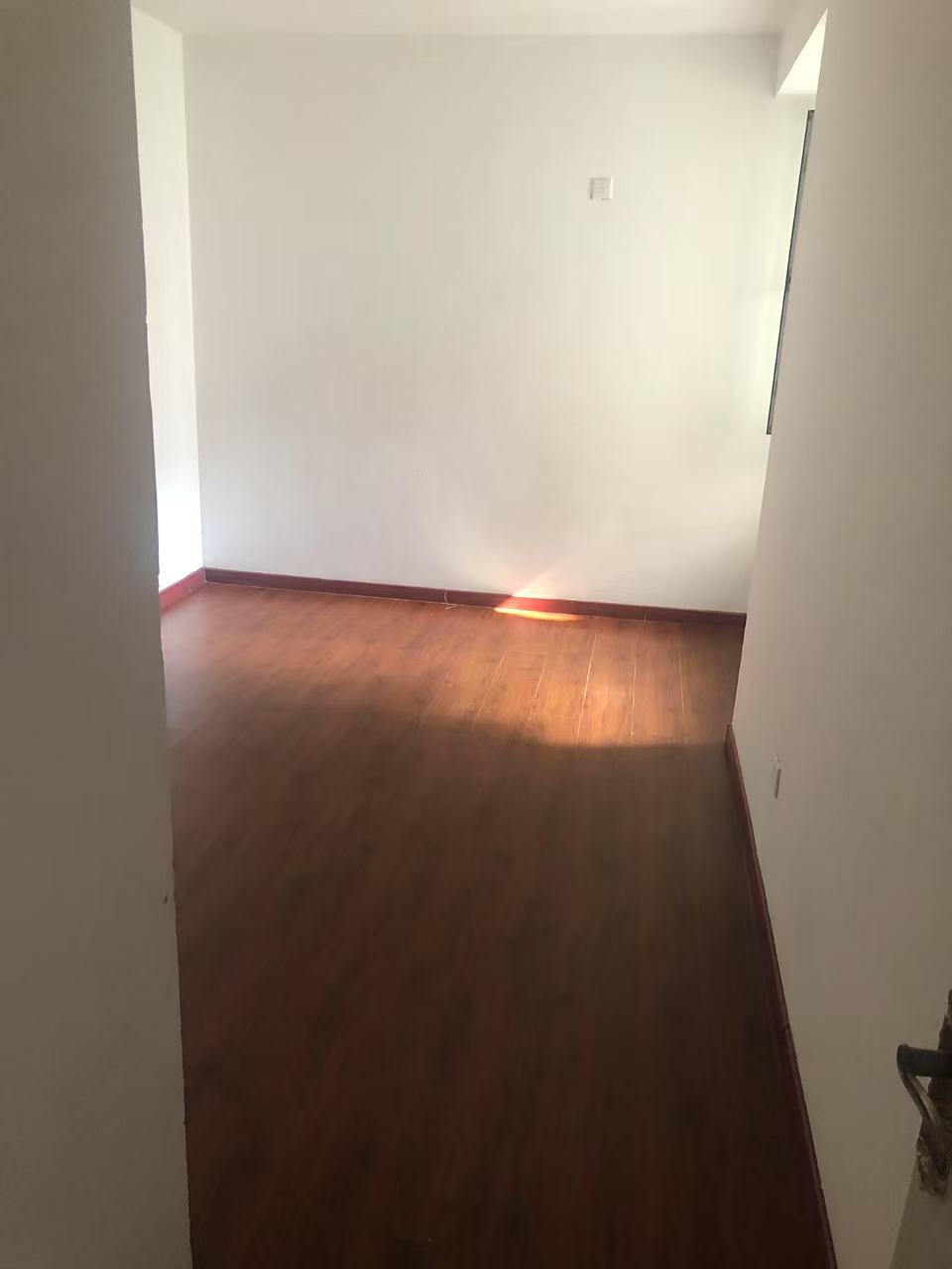 毛坯2室1廳1衛95m21250元/月