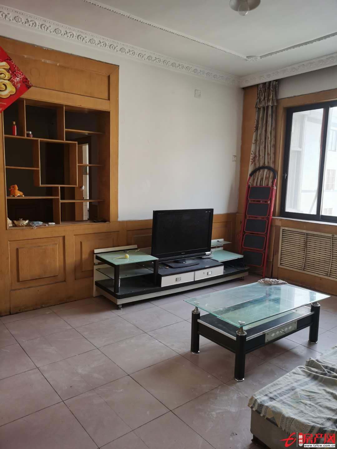 房屋在龍泉廣場對過，荊河西岸，周圍學(xué)校眾多，小區(qū)寬敞